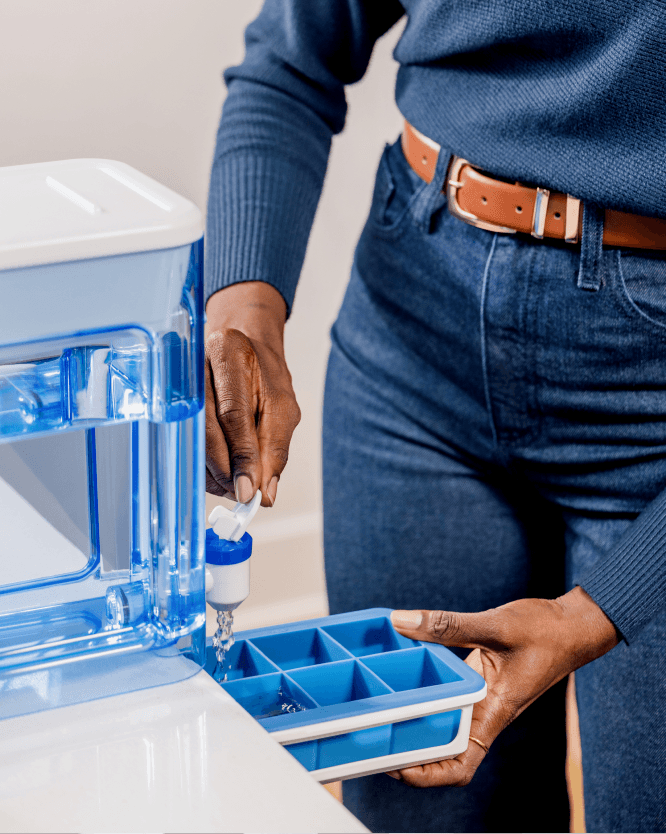 filling ice tray with filtered water